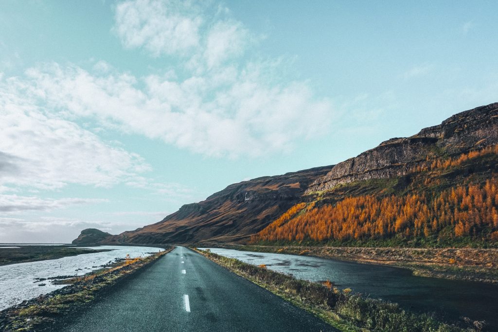 Discover the pros and cons of every season of Iceland.  Autumn colors abound, fewer daylight hours, more unpredictable weather.