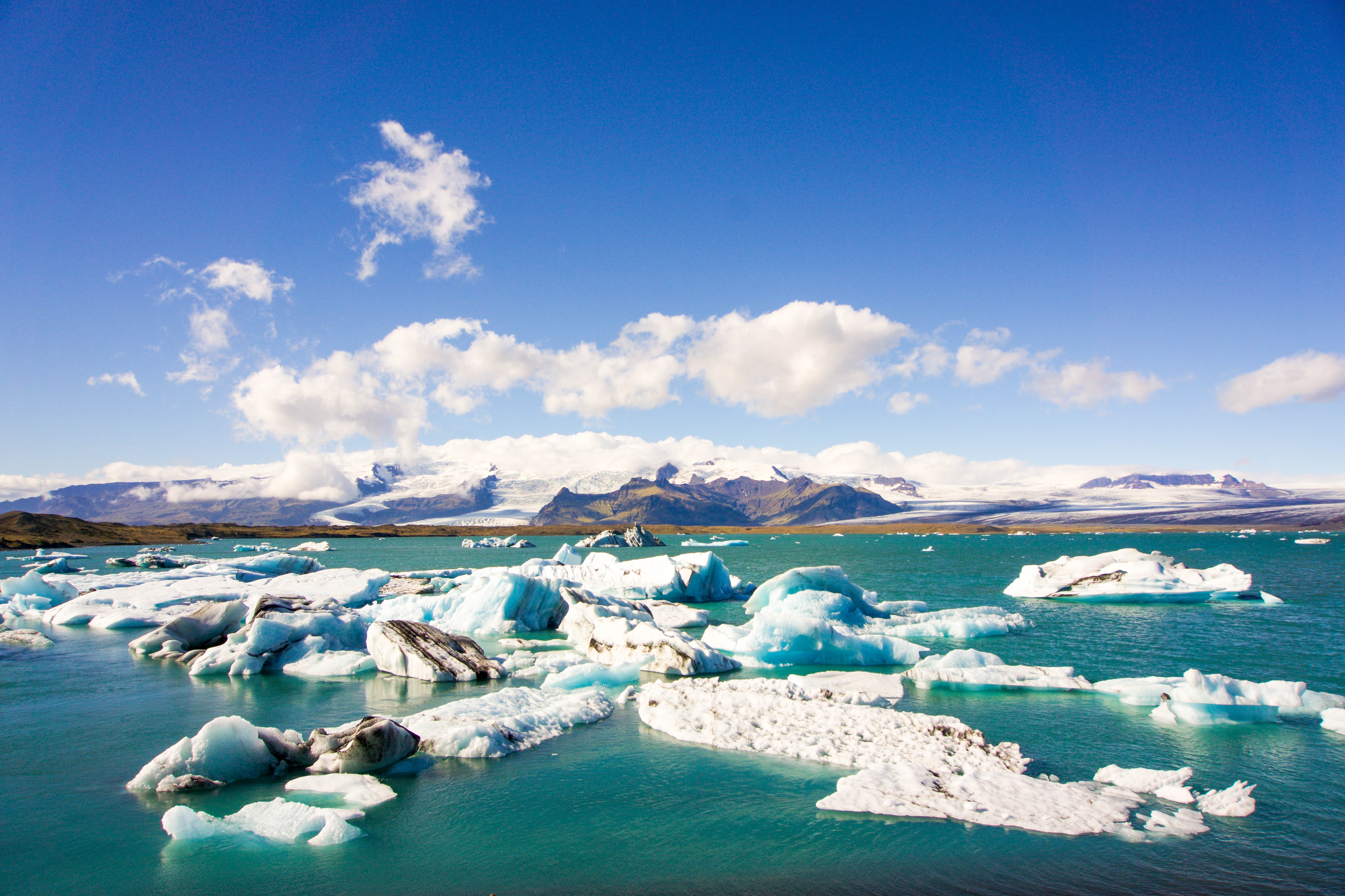 South Iceland must visit places - Jokulsarlon Glacier lagoon and crystal beach // Iceland trip planning made easy with TripCreator.com | Life With a Viwe