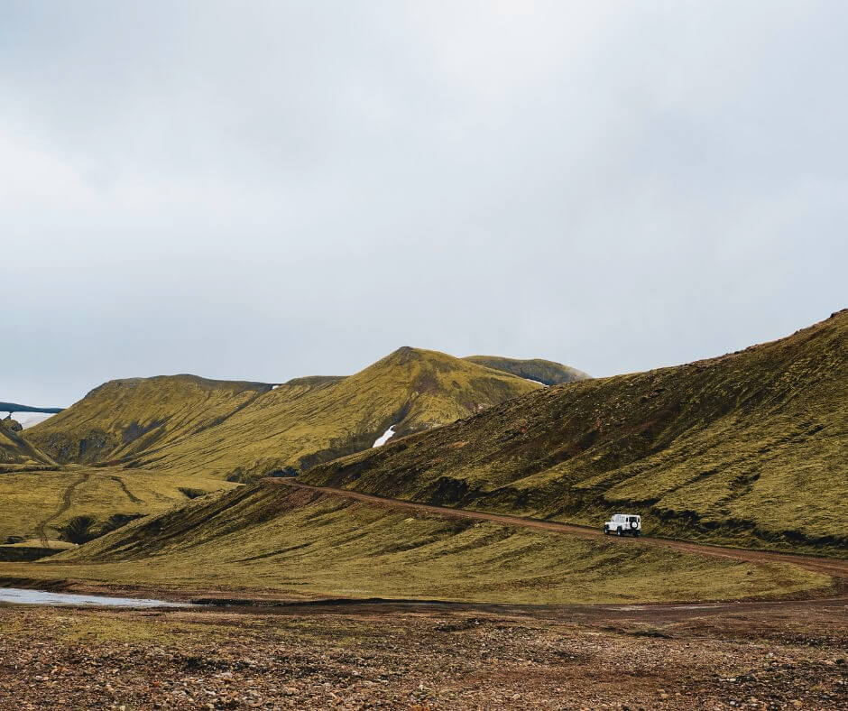 Picture of a Defender Car Going Up the Hill in  Landmannalaugar, Iceland | Iceland with a View 