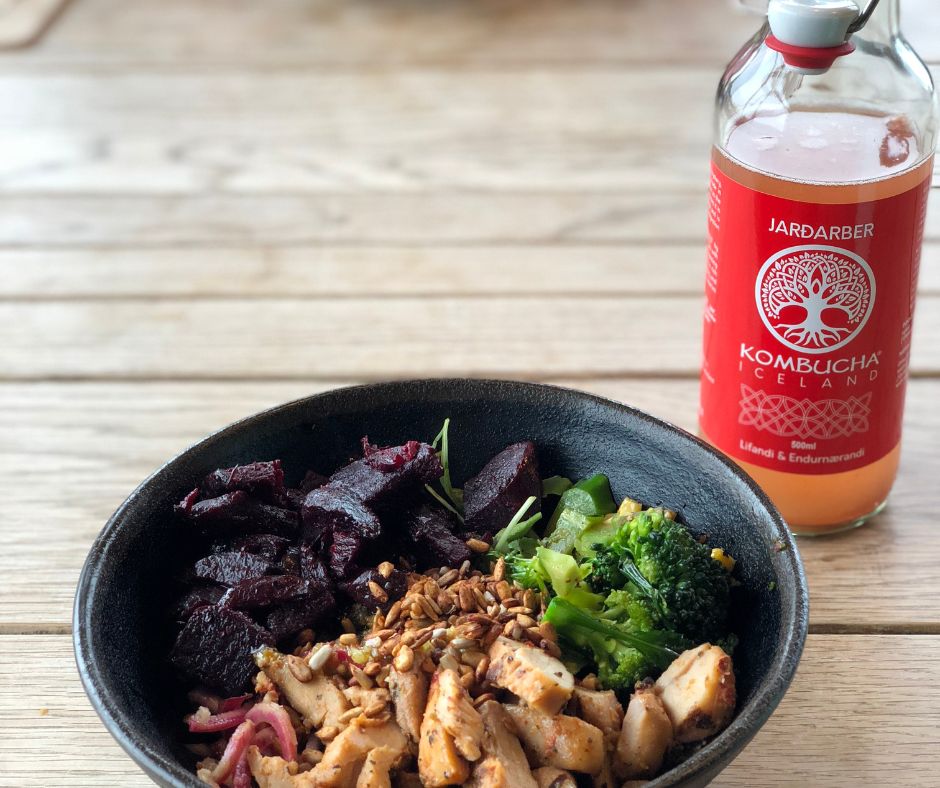 Picture of a Bowl of Healthy Vegetables and Chicken, and Kombucha in Gló Restaurant | Gluten-free in Iceland | Iceland with a View 