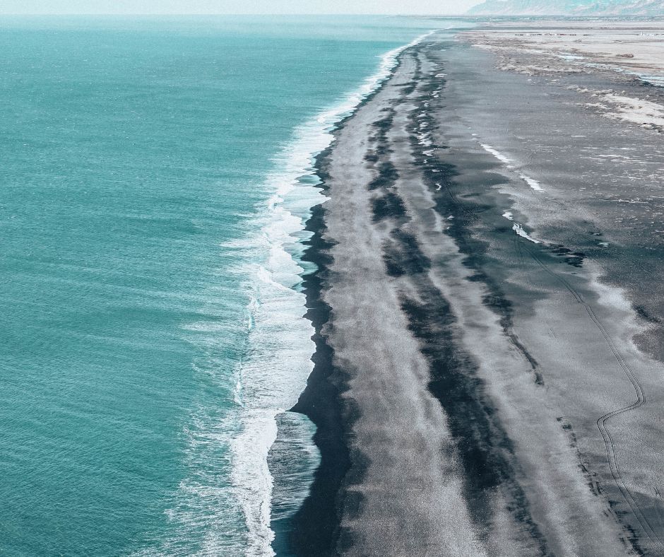 Landscape View of the Black Sand Beach in Iceland | Iceland with a View